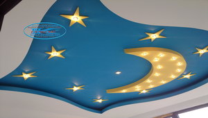 Окачени тавани в хол с прави форми, рафтове и фигури от гипсокартон, окачен таван в детска стая с Луна и Звезди.